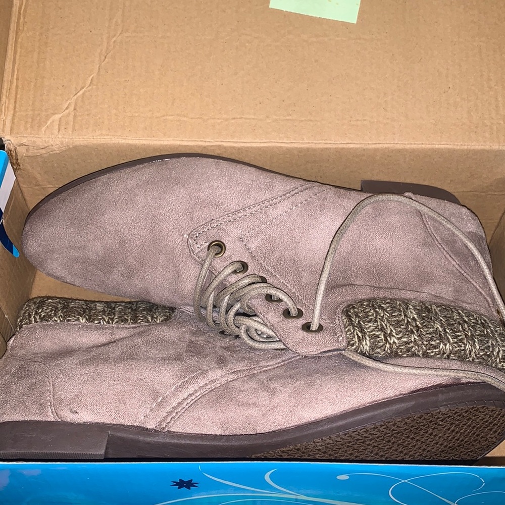Very cute tan color winter boots , fashionable .